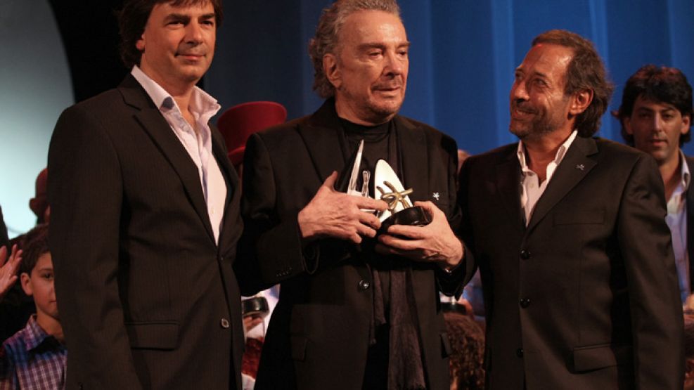 El titular del Ente de Turismo de Mar del Plata, Pablo Fernández, le entrega el premio al actor Alfredo Alcón, junto a Guillermo Francella. 