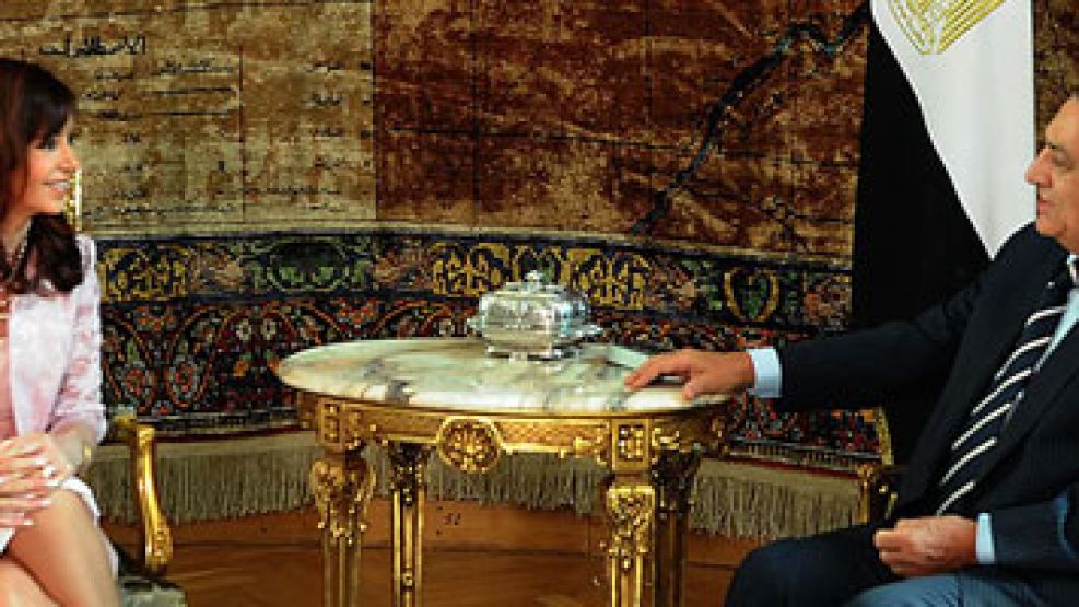 Archivo: Cristina Fernández se reunió en noviembre de 2008 con el entonces presidente egipcio, Hosni Mubarak y acordó traer a la Argentina los tesoros de Tutankamón. El anuncio nunca se cumplió. 