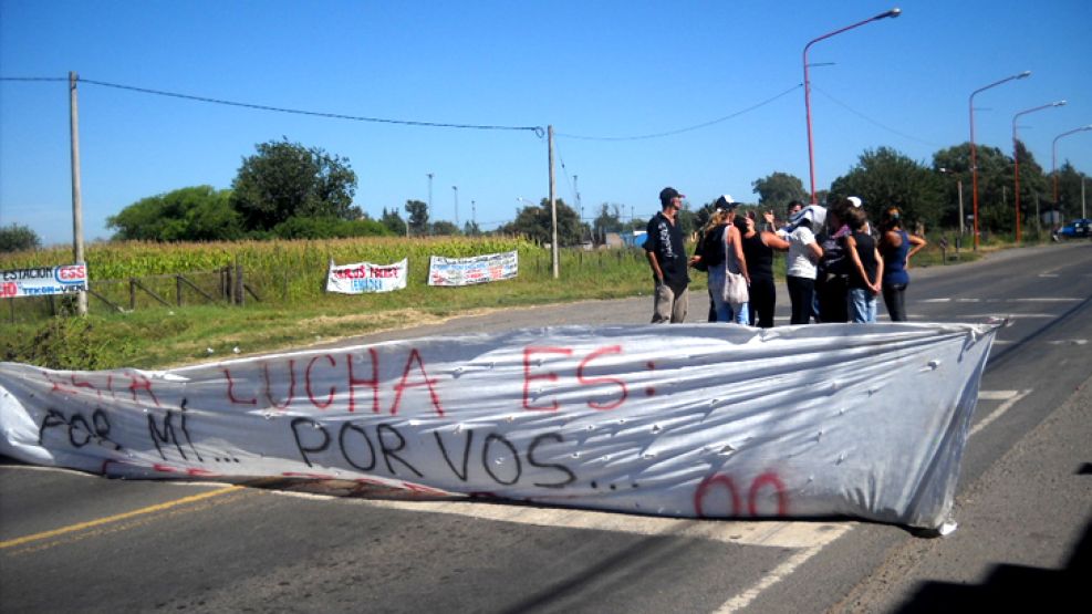 Trabajadores de la Comuna de Hughes, en Santa Fe, cortaron ayer y hoy la Ruta Nacional 8 porque el intendente Sciamaro aún no les pagó los sueldos de enero.