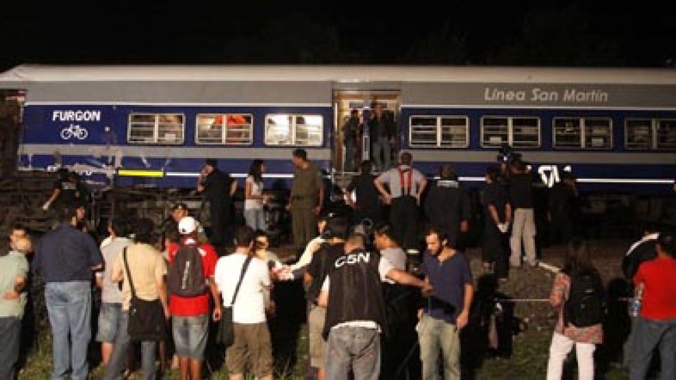 Continúan internadas 27 personas tras el choque de trenes en San Miguel