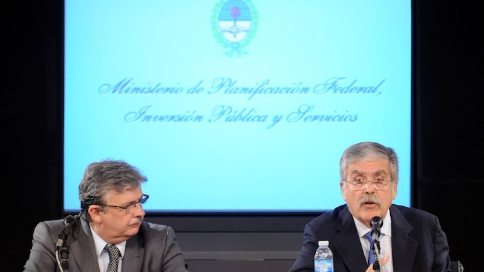 El secretario de Transportes, Juan Pablo Schiavi; junto al ministro de Planificación, Julio De Vido.