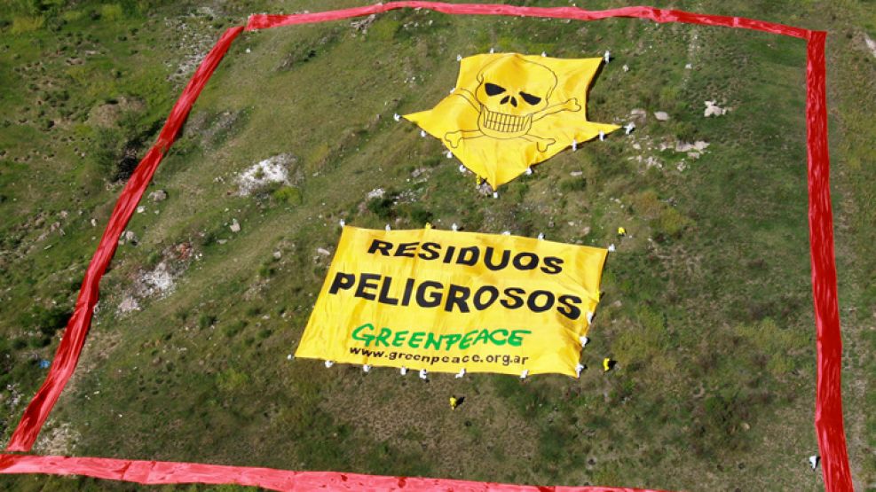 Greenpeace instaló un cartel gigante en el basural de amianto para protestar.
