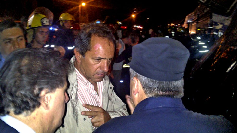 Scioli al llegar al lugar del accidente el miércoles a la noche.