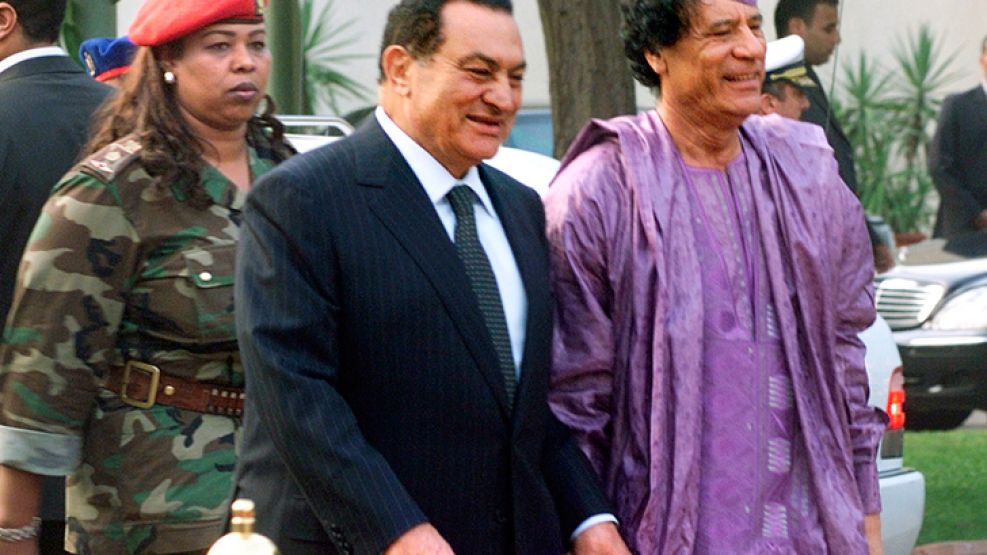 Amigos. Mubarak y Kadafi se toman la mano en 2008, en una reunión en El Cairo.