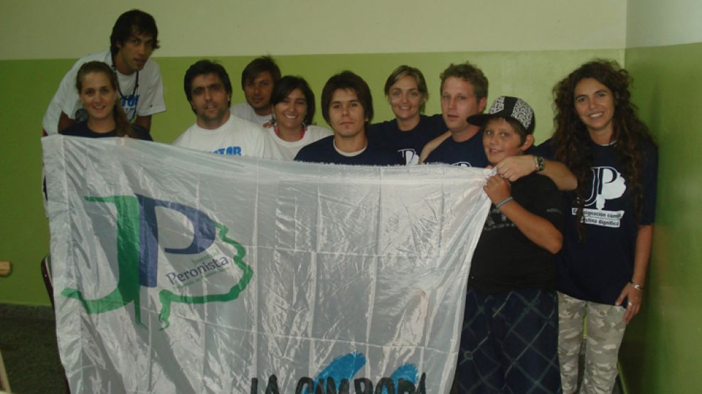 Jóvenes de la La Cámpora de Corrientes y Chaco pintando el Jardín Nº 60 en Resistencia, Chaco.