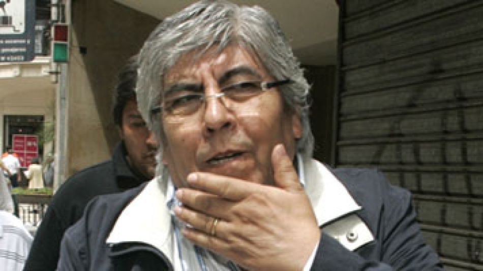 Una firma cercana al líder de la CGT puede quedarse con el negocio de la recoleccion de basura en la Capital.