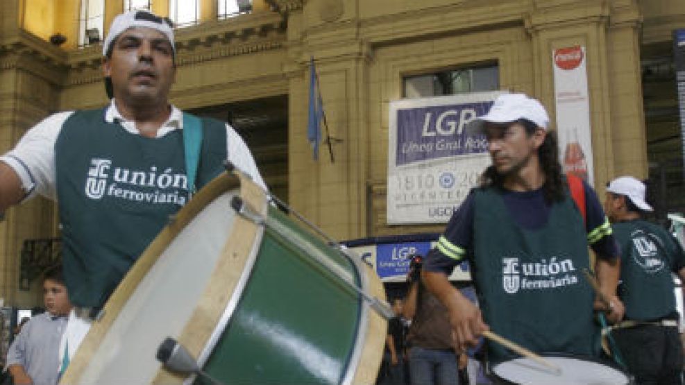 Gremialistas de Unión Ferroviaria impedían este mediodía la salida de trenes desde Constitución.