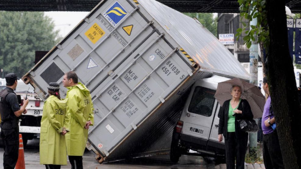 El conductor salvó su vida de milagro al salir por la puerta del acompañante. 