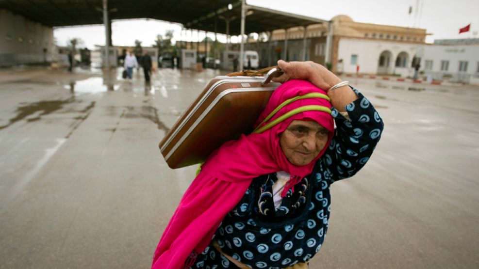 Una mujer de Libia cruza la frontera para buscar refugio.