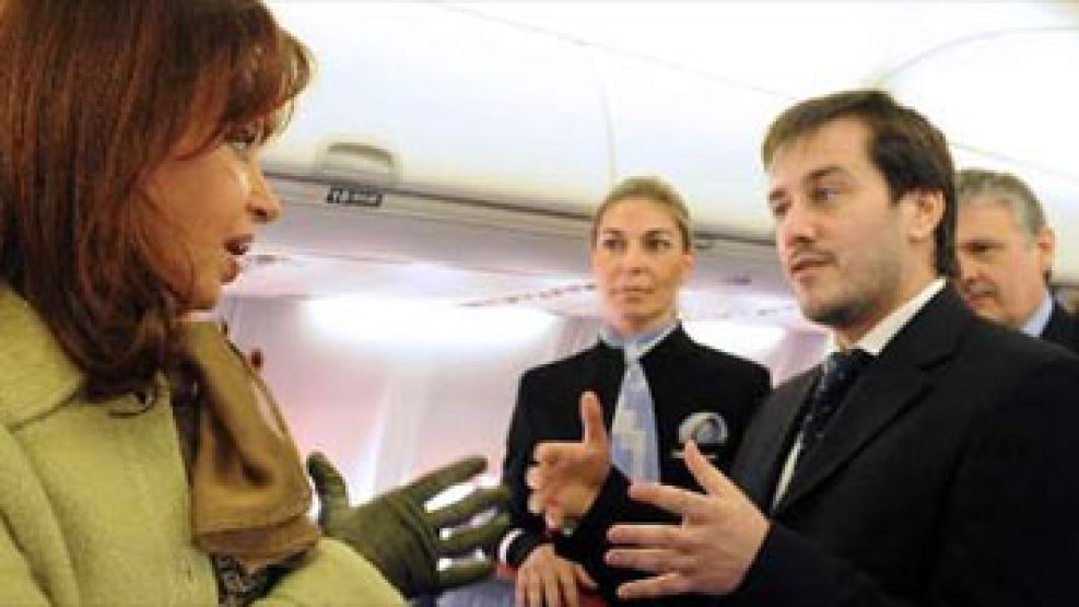 El presidente de Aerolíneas, Mariano Recalde, junto a la presidente Cristina Kirchner.