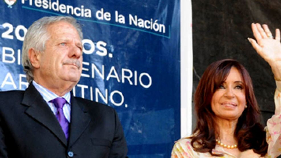 El gobernador Miguel Saiz en un acto con Cristina Kirchner. Se investigan sobresueldos.