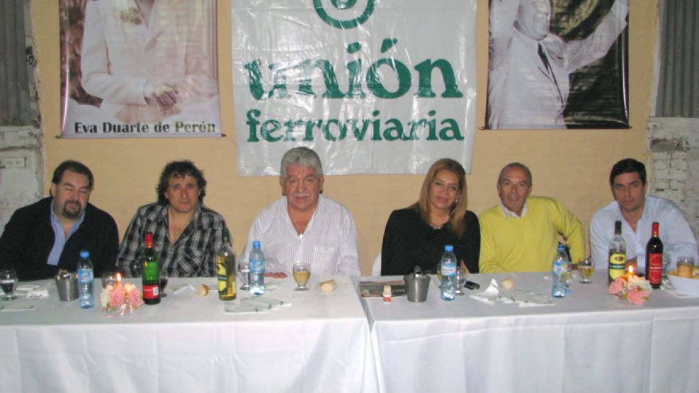 Pedraza y Coria, flanqueados por el interventor del Belgrano Cargas, Gabriel Bran; el secretario de Formación Sindical, Sergio Sasia (ambos a la izquierda); el vicepresidente del Belgrano Cargas, Ange