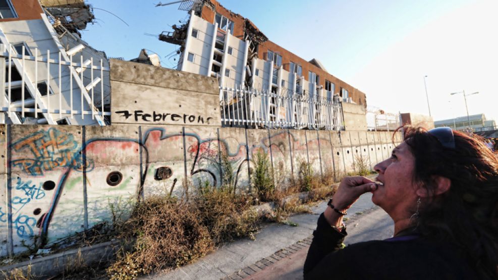 Uno de los edificios destruidos con el terremoto de hace un año, sigue en el mismo estado en Concepción, Chile.