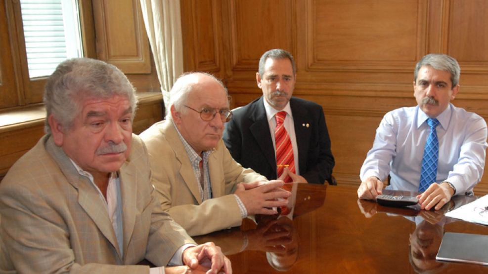 José Pedraza, titular de Unión Ferroviaria, junto a su segundo, el "Gallego" Fernández, reunidos con el entonces secretario de Transporte, Ricardo Jaime, y el jefe de Gabinete, Aníbal Fernández.