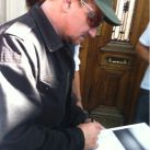 Bono firmando autógrafos