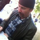 The Edge firmando autógrafos