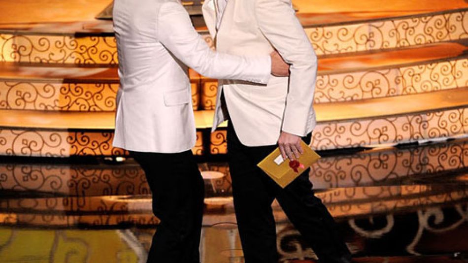 Josh Brolin y Javier Bardem besándose en la boca durante la 83 entrega de los Premios Oscar