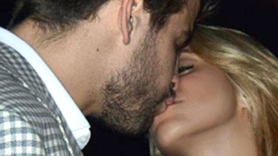 Shakira y Gerard Piqué se besan