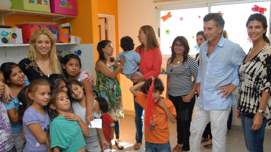 Shakira en su visita al CPI El Alfarero, ubicado en la Villa 21-24 de Barracas, junto a Mauricio Macri y Juliana Awada