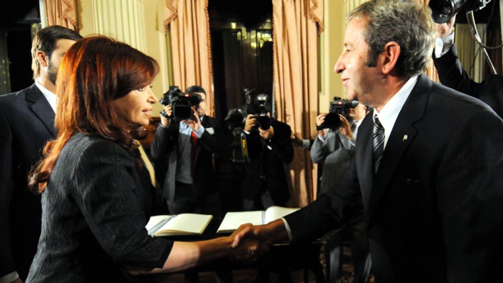 La presidenta, al llegar al Congreso, saluda al vicepresidente Julio Cobos. 