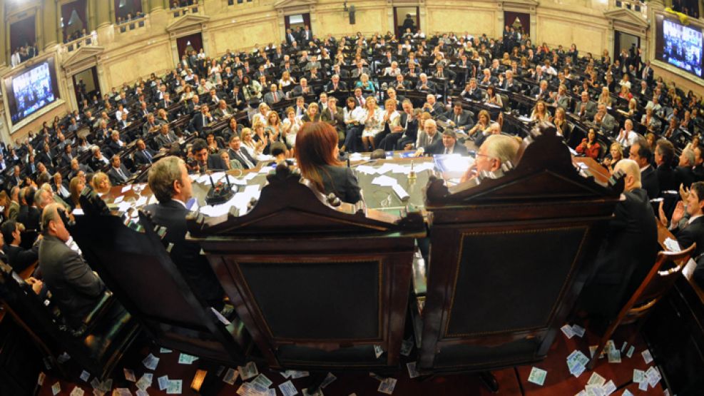 Cristina Kirchner durante el discurso, al lado de Julio Cobos y Eduardo Fellner.