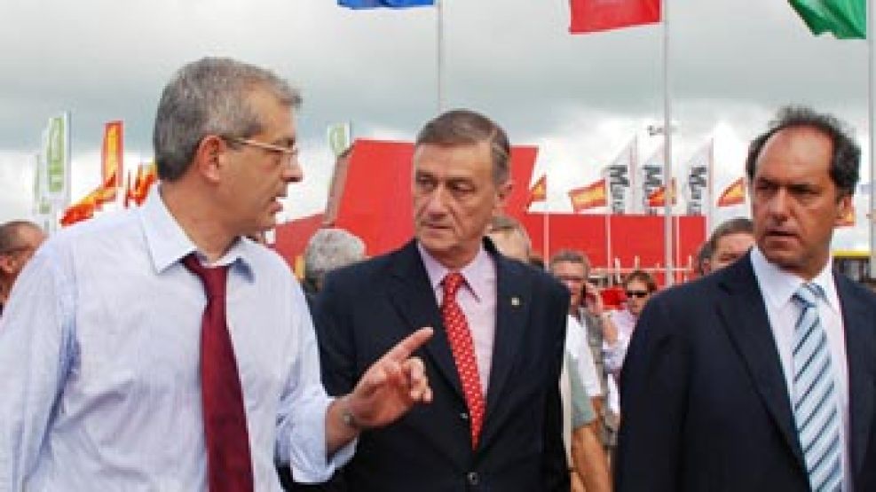 El ministro de Agricultura, Julián Domínguez, junto a los gobernadores de Santa Fe, Hermes Binner, y Buenos Aires, Daniel Scioli.