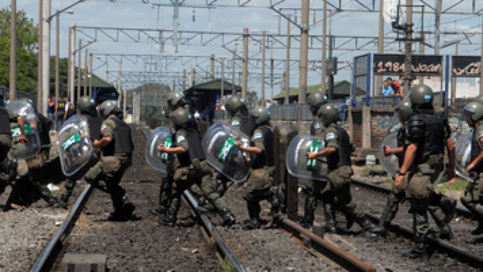 La Gendarmería sobre las vías del ex ferrocarril Roca, luego de desalojar a los 'manteros' manifestantes.