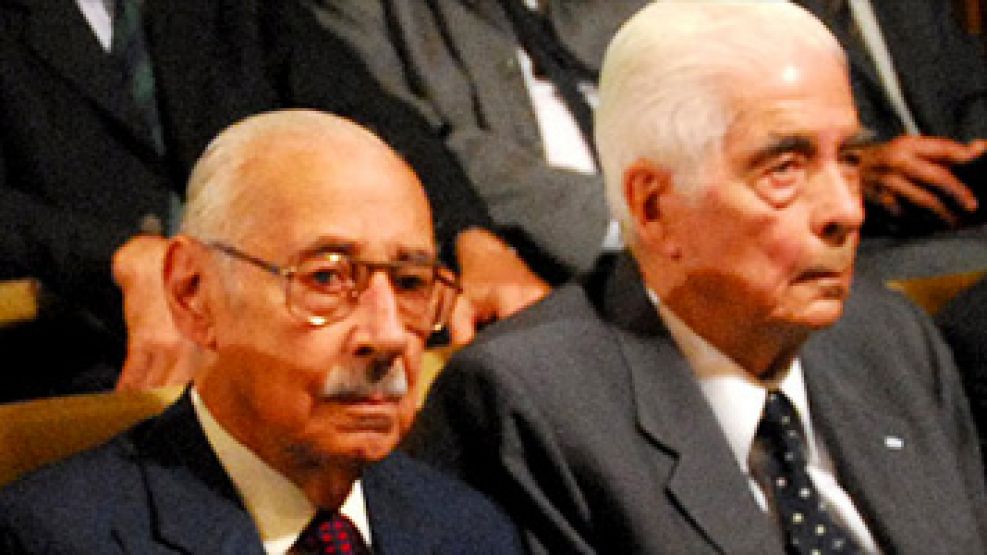 El ex dictador Jorge Rafael Videla y Luciano Menéndez, en los tribunales de Córdoba.