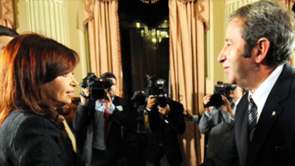 Julio Cobos y el saludo a la presidenta Cristina Fernández 