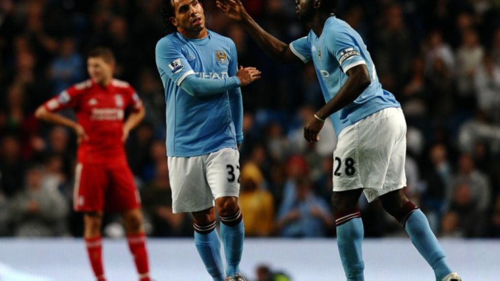 Kolo Toure saluda a Tevez durante un partido del Manchester City.