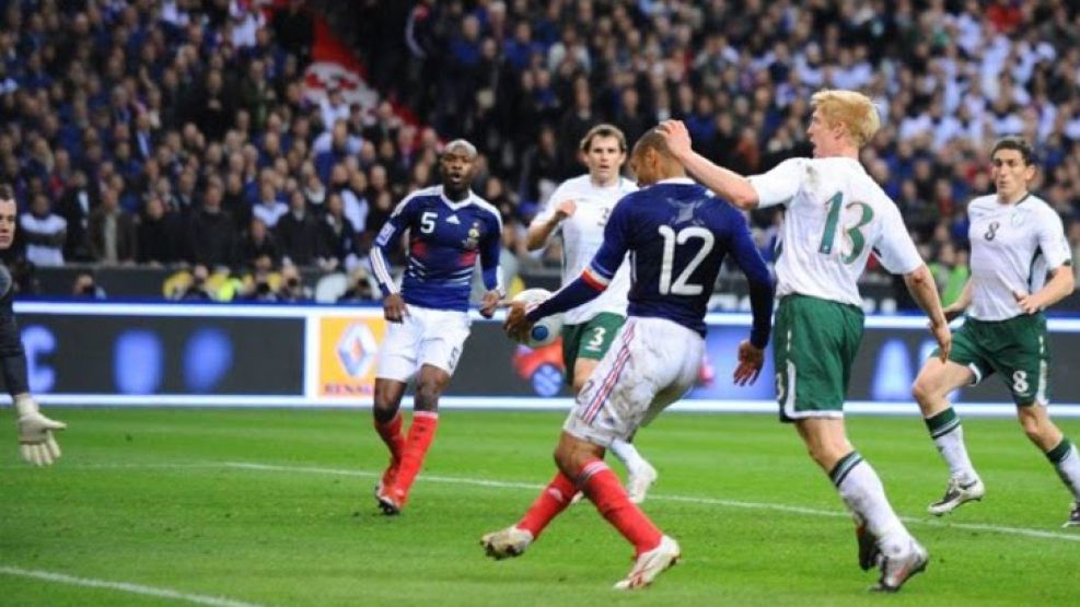 La polémica mano de Henry ante Irlanda que llevó a Francia al Mundial.