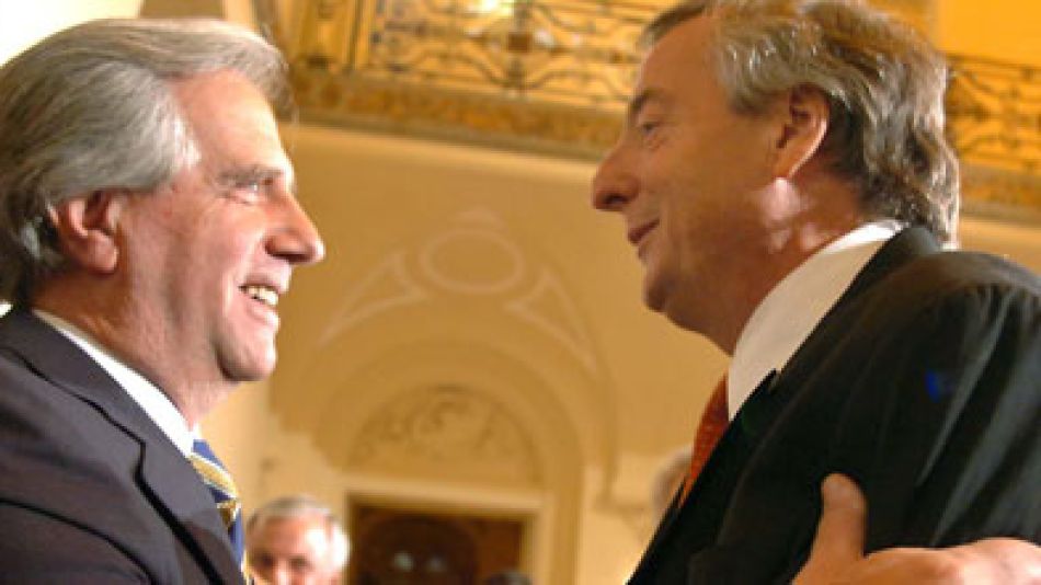 En 2008, los ex presidentes Tabaré Vázquez y Néstor Kirchner se abrazaban. Según los cables de Wikileaks, en el fondo se despreciaban.
