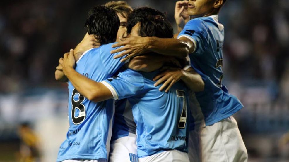 Racing ganaba 4-0, se durmió y Olimpo casi se lo empata. Fue 4-3 y la punta.