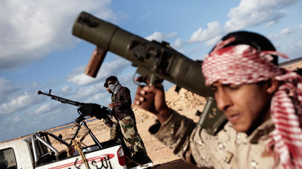 Rebeldes con bazookas y metralladoras de alto calibre en un puesto de control en rutas del este de Libia.