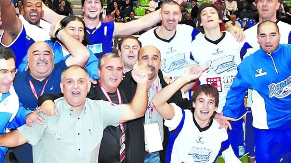 Jugadores y dirigentes festejan el segundo título internacional. 