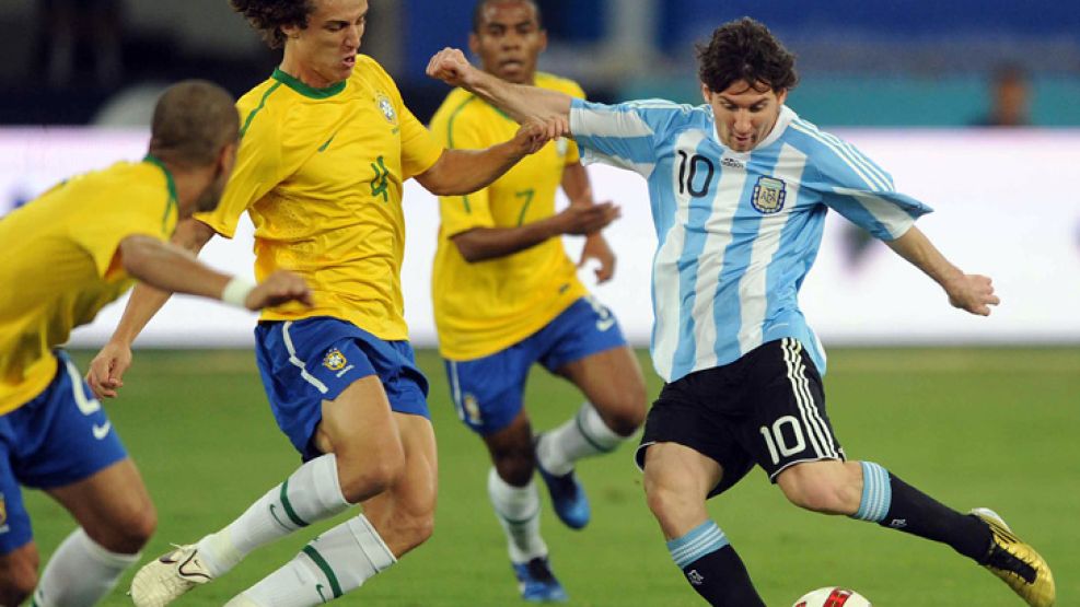 Messi, cuando hizo el gol del último 1-0 de Argentina ante Brasil.