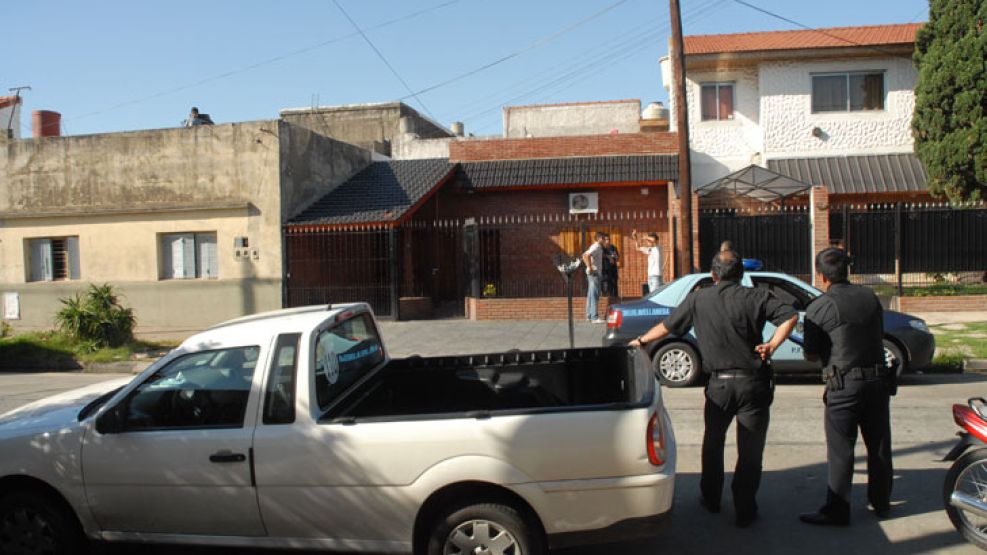 La Policía, durante un allanamiento en la casa de Williams Laluz Fernández.