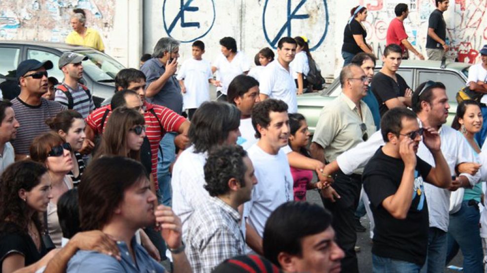 Máximo y Florencia, junto a los militantes de La Cámpora.