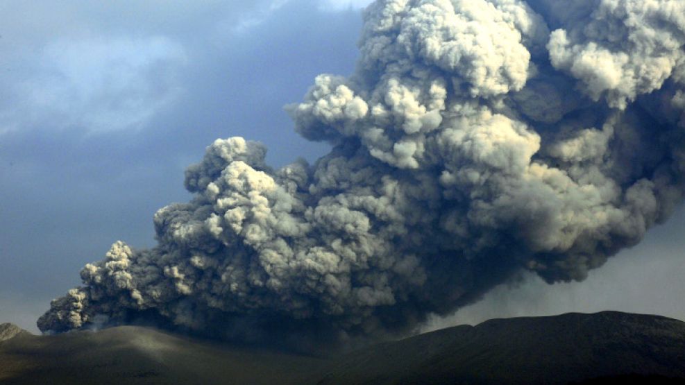 A los cataclismos naturales se suman las erupciones volcánicas de lava, fuego y ceniza.