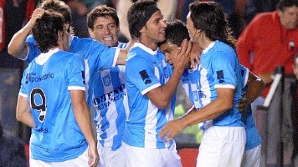 Todo Racing se asocia en el festejo a Teófilo Gutiérrez tras marcar el colombiano su segundo gol -tercero del equipo- en la noche santafesina.