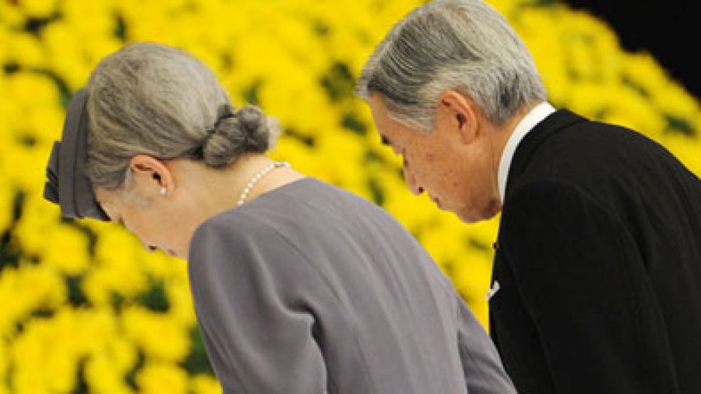 Akihito y su esposa, la emperatriz Michiko.