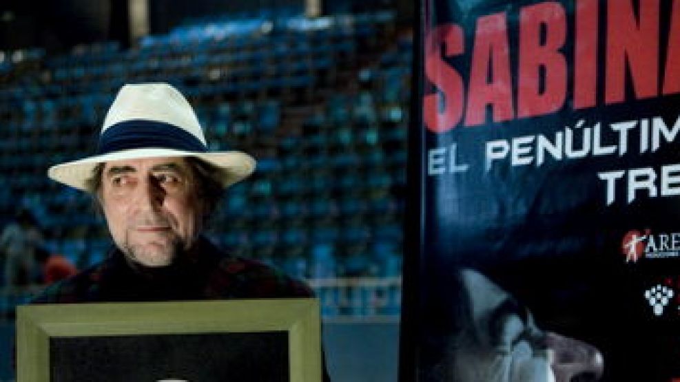 Mirada hacia la derecha. El trovador, de visita en Argentina, apoyó al escritor peruano. 