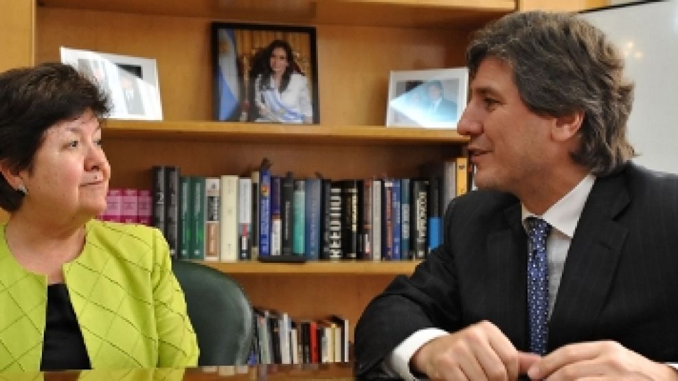 OTROS TIEMPOS. El ministro de Economía, Amado Boudou, y la embajadora de Estados Unidos, Vilma Martínez.