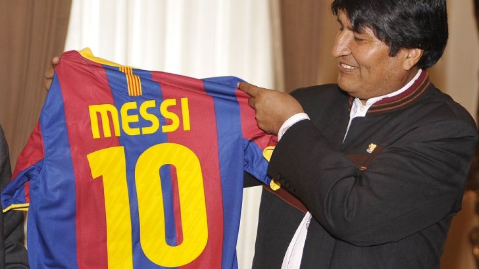 Evo Morales muestra la camiseta que -se supo- no le mandó Messi.