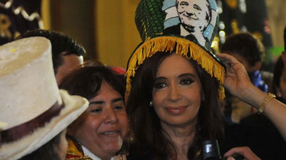 La presidente se puso el sombrero en honor al ex presidente Néstor Kirchner.