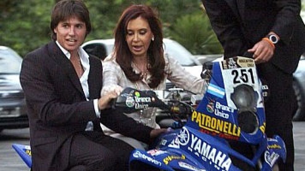 Los hermanos Patronelli y la Presidenta, reunidos tras quedar Marcos primero y Alejandro segundo en cuatriciclos en el Dakar 2010.