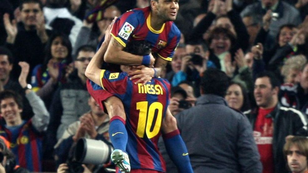 Dani Alves ya hizo el primer gol y lo festeja con Messi.