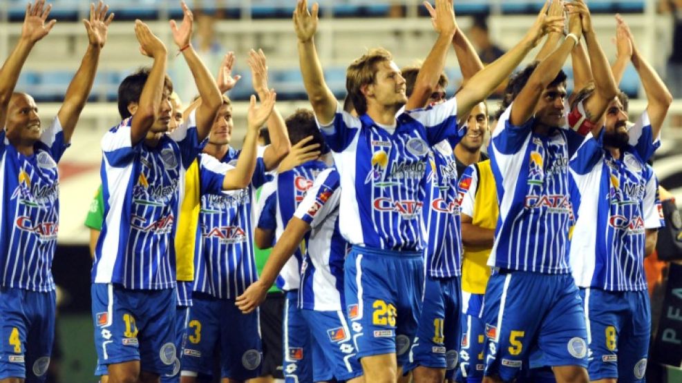 El equipo del Tomba saluda a su gente en plena Bombonera, después del 4-1 de la primera fecha de este Clausura. Después, también despachó a Estudiantes y, por la Libertadores, a Independiente.