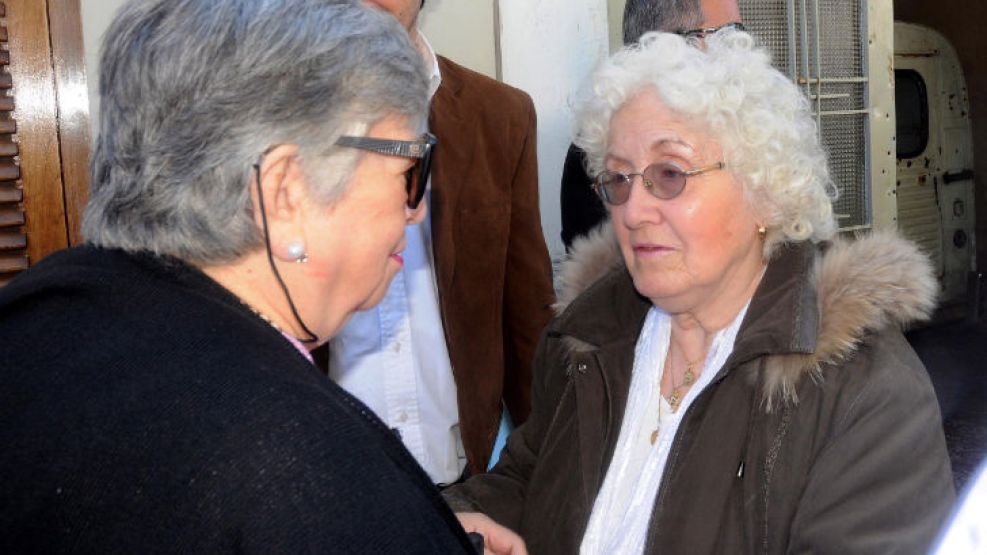 Ofelia Wilhelm saluda a "Chicha" Mariani en la reapertura de la vivienda.