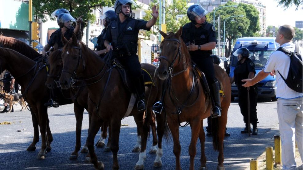 La Policía durante el acceso de los hinchas de San Lorenzo y de Vélez. 